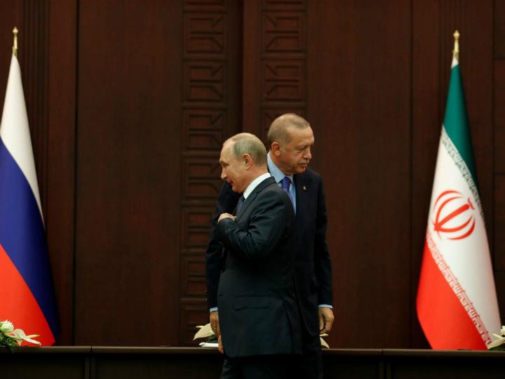 «Μετά τη συνταγματική αναθεώρηση που του έδωσε ενισχυμένες εξουσίες, ο κ. Ερντογάν επιδίωξε στενότερες σχέσεις με τον Ρώσο ομόλογό του Βλαντιμίρ Πούτιν. Κάλεσε τη Ρωσία να κατασκευάσει το πρώτο πυρηνικό εργοστάσιο της Τουρκίας και τον αγωγό φυσικού αερίου TurkStream.»