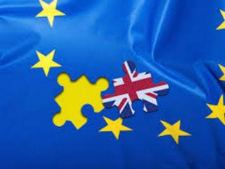 Η οριακή νίκη του Brexit στηρίχθηκε στον λαϊκισμό της ακροδεξιάς και στα περασμένα μεγαλεία, που συγκίνησαν τους άνω των 60 ετών Βρετανούς. Αντίθετα οι νέοι και οι κάτοικοι του Λονδίνου, που ξεπερνούν τα οκτώ εκατομμύρια, τάχθηκαν υπέρ της παραμονής της Μεγάλης Βρετανίας στην Ε.Ε.