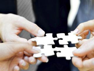 Απέναντι στο αποτυχημένο αυτό παραγωγικό μοντέλο, προτείνουμε την αποσυγκέντρωση. Όχι ως απλή μεταφορά εξουσίας από την κεντρική κυβέρνηση στα εκλεγμένα όργανα της τοπικής αυτοδιοίκησης, αλλά ως υποχώρηση του υπερσυγκεντρωτικού κράτους από τον κοινωνικό ιστό και τον ιδιωτικό χώρο που αδόκητα κατέχει. Προτείνουμε την χειραφέτηση του πολίτη από την καταδυνάστευση του κράτους και την εκ μέρους του ανάκτηση της ελευθερίας επιλογής και πρωτοβουλίας. 