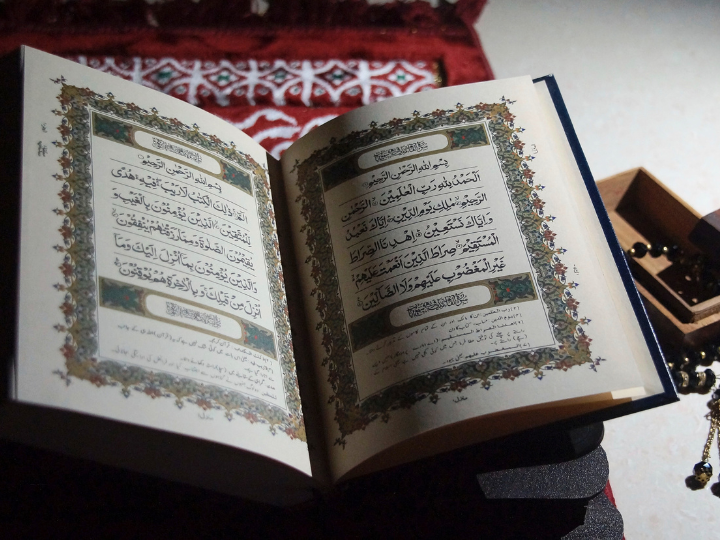 Αναφερόμενος στη θρησκευτική φύση του Ισλάμ, ο Σύρος ποιητής υπογραμμίζει με έμφαση ότι πρόσφατα γεγονότα και δράσεις ισλαμιστών δείχνουν σαφώς ότι αυτό που επιδιώκεται βρίσκεται στον αντίποδα της ίδιας της έννοιας του ανθρώπινου πολιτισμού. 