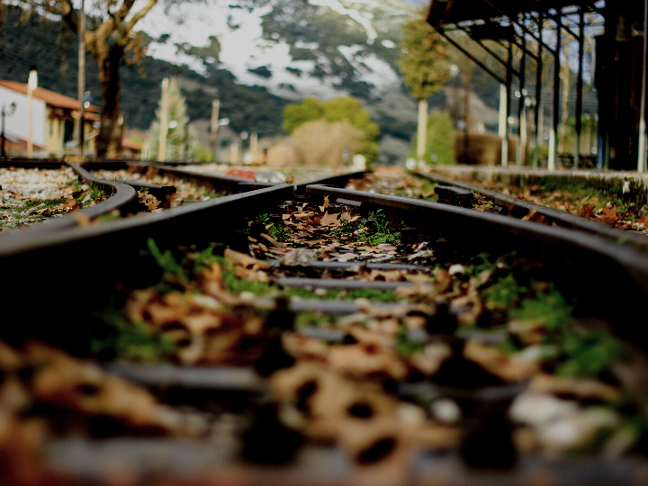 Η διαχρονική απαξίωση του σιδηροδρομικού δικτύου εδώ και δύο δεκαετίες, με ευθύνη κυβερνήσεων, φορέων, διοικήσεων, που κορυφώθηκε μέσα στην οικονομική κρίση με το κλείσιμο της στρόφιγγας χρηματοδότησης, έχει συνθέσει μια εικόνα διαρκούς κατάρρευσης.