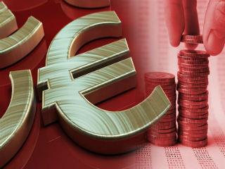 Το τραπεζικό σύστημα, στις χώρες, που εφαρμόστηκαν προγράμματα προσαρμογής (Ελλάδα, Κύπρος, Πορτογαλία και Ιρλανδία), έφτασε πολλές φορές κοντά στην χρεοκοπία και η στήριξη της ΕΚΤ ήταν απαραίτητη. Η κατάρρευση της οικονομίας και των μισθών είχε ως φυσικό επακόλουθο την αθέτηση πληρωμών εκ μέρους του δανειολήπτη με αποτέλεσμα την αύξηση των κόκκινων δανείων σε δυσθεώρητα επίπεδα, αλλά και την έλλειψη ρευστότητας για τις τράπεζες