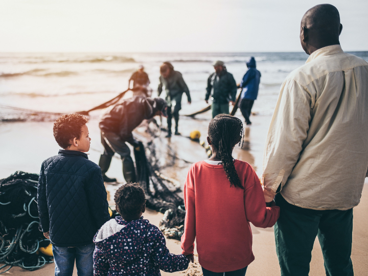Αφύπνιση λοιπόν των κυβερνήσεων και αυστηροί περιορισμοί σε όσους επιχειρούν παράνομα να διασχίσουν τα σύνορα της χώρας μας και της Ευρώπης. 