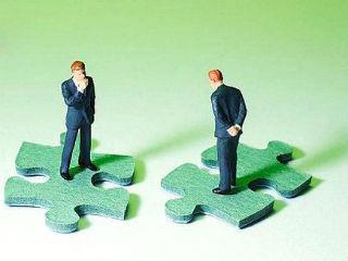 Στον κατ’ εξοχήν, ωστόσο, πάσχοντα τομέα της οικονομίας, πέραν μίας αενάου ‘’διαπραγματεύσεως’’ που βασικό στόχο έχει την προετοιμασία της ελληνικής κοινής γνώμης να αποδεχθεί τα επιβαλλόμενα από τους δανειστές μέτρα, οι μόνες προτεινόμενες από αυτήν μεταβολές φαίνεται να σχετίζονται με την περιστολή της φοροδιαφυγής.