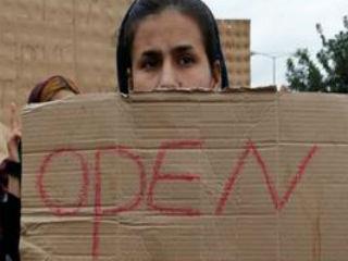 Προσφάτως στα καθ’ ημάς έχει ανοίξει κάποια σχετική συζήτηση. Απουσιάζει, όμως, ο διαλεκτικός χαρακτήρας ο οποίος διέπει τη σχέση ανοίγματος/ταυτότητας. Οι μεν υπεραμύνονται του ανοίγματος, επί παραδείγματι στους πρόσφυγες ή στους γείτονες λαούς, αμβλύνοντας ή και απαξιώνοντας τα στοιχεία της εθνικής ταυτότητας.