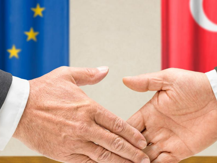 Σύμφωνα με τον ευρωβουλευτή Sergey Lagodinsky (Πράσινοι, Γερμανία), η επίσκεψη της ηγεσίας της Ε.Ε. στην Άγκυρα αποτελεί το πιο πρόσφατο παράδειγμα αποτυχημένων προσπαθειών εξωτερικής πολιτικής της Ε.Ε.