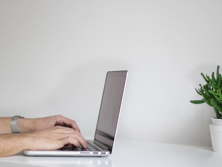 Το μείζον όμως είναι ότι η ριζική μετάλλαξη της εργασίας διαμόρφωσε - εκτός από τον χρεωμένο άνθρωπο- και μια κοινωνία οθόνης σε συνθήκες τηλεργασιμότητας (επισφαλής τηλεργασία και απασχολησιμότητα) που δομούν την περίφημη gig economy με τις πλατφόρμες και την κατάργηση της ελάχιστης αμοιβής (zero hour contracts).