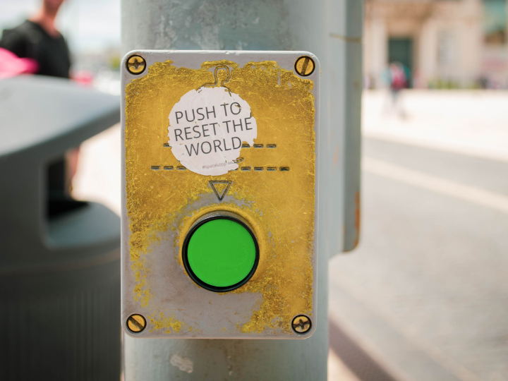 «Βασικές προϋποθέσεις για την πραγμάτωση αυτής της ολιστικής επανεκκίνησης είναι η έγκαιρη συνειδητοποίηση της ζωτικής σημασίας ανάγκης επαναπροσανατολισμού τόσο στο πολιτικό όσο και στο κοινωνικό πεδίο.»