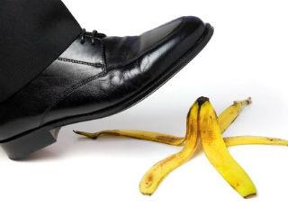 Ας μην ξεχνάμε, επίσης, ότι στο παρελθον,οταν ηταν ακομα κομματιδιο, ο ΣΥΡΙΖΑ στήριξε και τροφοδότησε με ιδεολογικά επιχειρήματα το κίνημα «Δεν πληρώνω»,αλλα και αλλα αντιδημοκρατικα εκτροπα. Άνθρωποί του χόρευαν και τραγουδούσαν έξω από το ελληνικό Κοινοβούλιο με ανοίκειες εκφράσεις κατά της κοινοβουλευτικής δημοκρατίας. Μέλη του ΣΥΡΙΖΑ πήγαν μάρτυρες υπερασπίσεως σε δίκες τρομοκρατών -δολοφόνων και κακοποιών του κοινού ποινικού δικαίου. Θεωρητικοί του ΣΥΡΙΖΑ και δήθεν διανοούμενοι δεν χάνουν ούτε μία ευκαιρία από τις φιλικές προς το κόμμα εφημερίδες να χλευάζουν τους δημοκρατικούς θεσμούς και να εγκωμιάζουν λατινοαμερικανικά καθεστώτα που οδήγησαν τους λαούς τους στην πείνα και την εξαθλίωση.Οι ανθρωποι αυτοι, οπως εχουμε ηδη γραψει, επιδιωκουν να «εξαρχειοποιησουν» την Ελλαδα.Να την κανουν σαν τα μουτρα τους με πιο απλα λογια.Το ζουμε καθε μερα αυτο το φαινομενο και κανεις δεν δειχνει να ασχολείται με το υψηλό κόστος του (εμπρησμοί λεωφορείων, καταστημάτων, κλπ.).