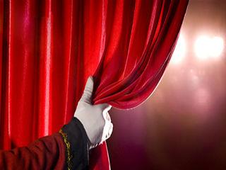 Από την έκθεση της Eurostat προκύπτει ένα ακόμη ενδιαφέρον σημείο. Από το 2008 ως το 2014, οι κυβερνήσεις της ΕΕ έχουν εκδώσει έναν εντυπωσιακά σταθερό αριθμό αδειών παραμονής, σχεδόν πάντοτε μεταξύ 2 και 2,5 εκατομμυρίων την χρονιά. Να έχετε κατά νουν ότι οι κρίσεις του τραπεζικού τομέα και του δημόσιου χρέους βρίσκονταν στο απόγειό τους εκείνα τα χρόνια, προκαλώντας μία από τις βαθύτερες υφέσεις των τελευταίων 100 ετών. 