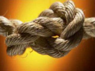 Οι Ευρωπαίοι αξιωματούχοι μπορεί να χαιρετίζουν τις ενδείξεις ότι η ελληνική οικονομία βελτιώνεται, όμως φαίνεται απίθανο να υπάρξει κάποιο σημαντικό σημείο καμπής. Με πολλούς τρόπους, πρόκειται απλά για μια ανάκαμψη στα χαρτιά, σχολιάζει ο συντάκτης των FT: η φτώχεια αυξάνεται και η ανεργία εξακολουθεί να είναι η υψηλότερη στην Ευρώπη.