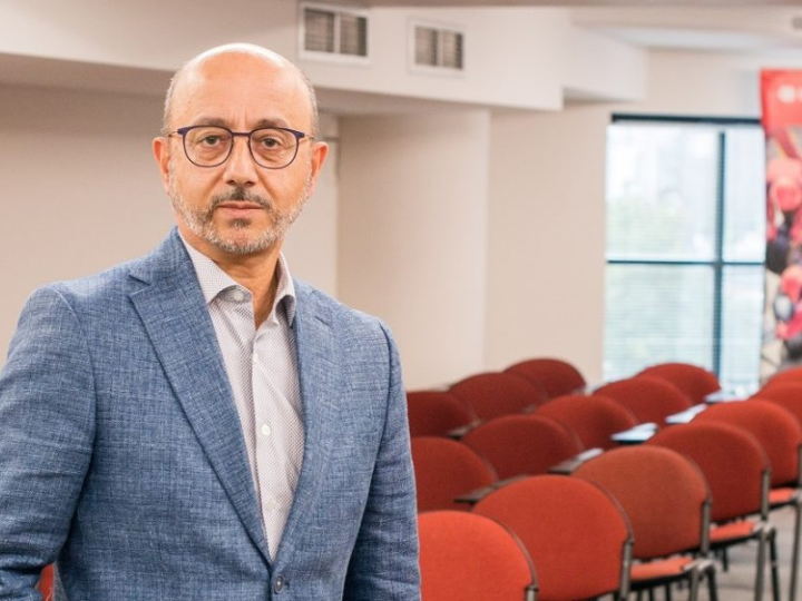 «Η παράξενη περίοδος που ζούμε, με τον καταναγκασμό του μονήρους, περιοριστικού εγκλεισμού στο προσωπικό δωμάτιο της τηλε-κοινωνίας και τηλεπικοινωνίας ως υπέρτατη άμυνα στον φρενήρη καλπασμό του κορονοϊού, μπορεί κατά την έννοια της ευκαιρίας να λειτουργήσει ευεργετικά.»