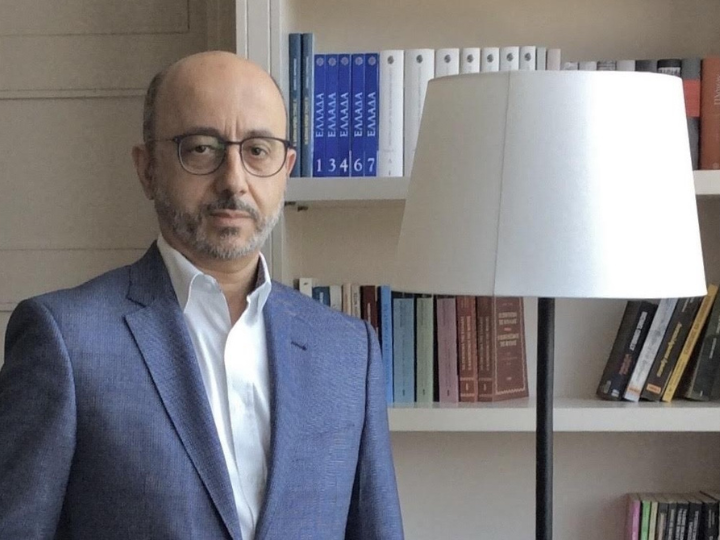 Το πώς θα διατυπωθεί μια συγκεκριμένη θέση μπορεί να έχει εύρος κλιμάκωσης της πολιτισμικής αξίας των γλωσσικών σημείων για το ίδιο θέμα: από την εξύβριση μέχρι την επιχειρηματολογία αντίθεσης-διαφωνίας (αν μιλούμε για αντιπαράθεση) και από τη γλοιώδη κολακεία μέχρι την ευπρεπή προσυπογραφή (προκειμένου για συμφωνία απόψεων).