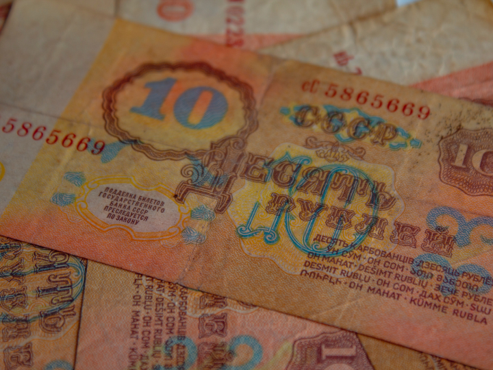 Από τότε που ξέσπασε ο πόλεμος, ουσιαστικά προέκυψαν δύο αγορές για το ρούβλι, η εγχώρια για τους τοπικούς επενδυτές και μία εκτός συνόρων για δυτικές τράπεζες και επενδυτές, για να συναλλάσσονται είτε μεταξύ τους είτε με οντότητες μη υποκείμενες σε κυρώσεις.