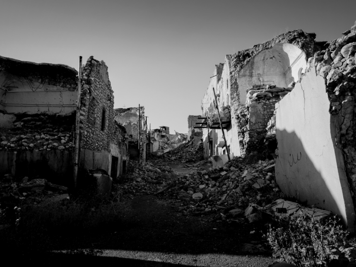 Ποιοι κερδίζουν από αυτόν τον πόλεμο, τώρα που κυριάρχησαν η προσποίηση, η υποκρισία και ο κυνισμός; Όχι βέβαια οι λαοί, όχι οι άμαχοι με τις εκατόμβες των θυμάτων που προσφέρονται ως αναλώσιμα υλικά και με τα σπίτια και τα υπάρχοντά τους να γίνονται ερείπια, συντρίμμια, στάχτη…