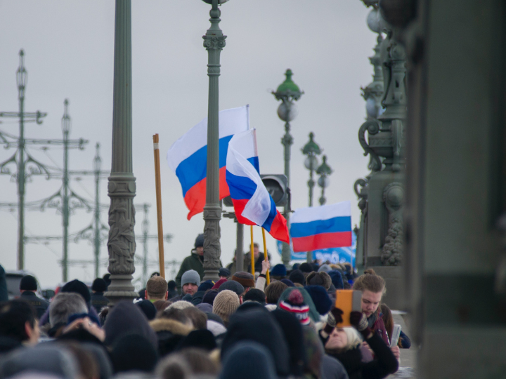 Η Ρωσία διευκρίνισε πως οι διά θαλάσσης εξαγωγές της, τις οποίες, σημειωτέον, έχει απαγορεύσει η ΕΕ, θα επανέλθουν στα φυσιολογικά τους επίπεδα εφόσον οι παραγωγοί ντίζελ (πετρελαϊκές – διυλιστήρια;) στείλουν τη μισή τουλάχιστον παραγωγή τους στην εθνική εσωτερική της αγορά – τη συνήθη δηλ. από πάντα διαδικασία.