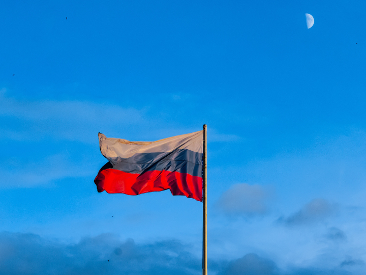 «Όχι λίγες φορές, εξάλλου, η αμνησία συνοδεύεται και από συλλογική άγνοια. Ας το έχουν αυτό υπόψη τους όσοι αφρόνως ακούν το νέο αρρωστημένο ένοικο του Κρεμλίνου.»