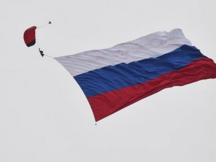 «Στην περίπτωση Ναβάλνι η Ευρώπη επιβάλλει κυρώσεις (παγώματα λογαριασμών κι απαγόρευση μετακινήσεων) σε αξιωματούχους της διοίκησης που είναι πολύ αμφίβολο αν πρόκειται ποτέ να ταξιδέψουν στη Δύση ή αν έχουν τις όποιες οικονομικές δοσοληψίες μαζί της.»