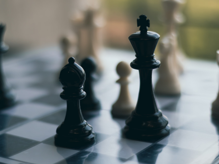 Καθώς η δημοτικότητα του Τζόνσον πέφτει στο χαμηλότερο σημείο όλων των εποχών εξαιτίας των διαφόρων «μυστικών» πάρτι κατά την περίοδο των μέτρων του lockdown στην επίσημη κατοικία του στην Ντάουνινγκ Στριτ («partygate»), φαίνεται ότι η κρίση στην Ουκρανία του έριξε σανίδα σωτηρίας.