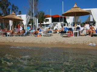 Η αύξηση του ΦΠΑ είναι αμελητέα και μπορώ να σας πω ότι δεν αποτελεί πρόβλημα για εμάς. Από το 17% στο 23% ομολογώ πως ήταν απότομο μα τώρα από το 23% στο 24% δεν είναι ανασταλτικός παράγοντας καθότι η διαφορά ελάχιστη. Ο συμπληρωματικός ΕΝΦΙΑ μας δυσκολεύει, είναι η αλήθεια.