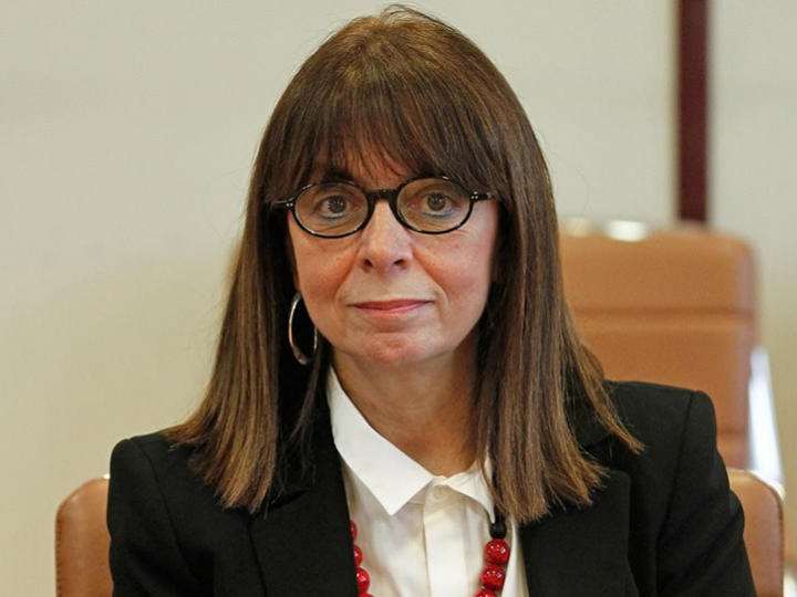 Η κ. Σακελλαροπούλου επεσήμανε ότι η συναρμογή της εθνικής ταυτότητας με την πολιτισμική ετερότητα, της ανάπτυξης με την προστασία του περιβάλλοντος και την αντιμετώπιση της κλιματικής αλλαγής, όπως και η πρόληψη νέων υγειονομικών ή δημοσιονομικών καταστάσεων ανάγκης, είναι θέματα που μας απασχολούν. 