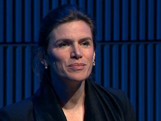 Η αληθινή ιστορία πίσω από την Σίλικον Βάλεϋ δεν είναι αυτή του κράτους που φεύγει από την μέση ώστε οι ριψοκίνδυνοι venture capitalists –και οι εφευρέτες των γκαράζ – να μπορέσουν να κάνουν τα δικά τους. Από το Ίντερνετ έως την νανοτεχνολογία, οι περισσότερες δομικές πρόοδοι, τόσο στην βασική έρευνα όσο και στην εμπορευματοποίησή της, χρηματοδοτήθηκαν από κρατικά κονδύλια, ασχέτως αν στην συνέχεια εμπορευματοποιήθηκαν από ιδιώτες. 