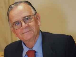 Πολλές φορές μακαρίζω τον διευθυντή του «Οικονομικού Ταχυδρόμου» Γιάννη Μαρίνο, τον εαυτό μου και, φυσικά, τους αναγνώστες μας που σε όλη αυτή την κρίσιμη περίοδο είχαμε για τα θέματα αυτά ειδικούς φωτισμένους αρθρογράφους σαν τον Σαράντο Καργάκο και τον αειθαλή, πολυγραφότατο καθηγητή, ρωμανιστή – βαλκανολόγο Αχιλλέα Λαζάρου.