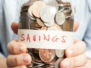 Σήμερα, δάσκαλοι και γονείς, στις δύσκολες συνθήκες της εποχής, κάνουν μεγάλη προσπάθεια να αντικαταστήσουν το διαδίκτυο,τα tablets και τα smartphones. Γιατί σε αυτά καταφεύγουν τα νέα παιδιά. Ο ’’πραγματικός’’ τους δάσκαλος, είναι η Google, η Yahoo και άλλες μηχανές αναζήτησης. Εκεί γράφουν αυτό που ψάχνουν και παίρνουν απαντήσεις (μεταξύ μας,αυτό κάνουν και οι περισσότεροι ενήλικες). Οικονομικά όμως δεν μαθαίνεις απο το internet. Καινοτομία, επιχειρηματικότητα, φορολογική και καταναλωτική συνείδηση, δεν μπορείς να διδαχθείς απο τα sites, χωρίς πρακτικό παράδειγμα, χωρίς να περάσεις από το στάδιο της συναλλαγής.