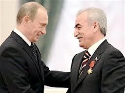 Αυτή είναι μία σημαντική νίκη του προέδρου Βλαδίμηρου Πούτιν, χωρίς να έχει καν βάλει το χέρι στην τσέπη, όπως συμβαίνει σε άλλες περιπτώσεις. Με πιο απλά λόγια, η Ελλάδα είναι ένα ώριμο φρούτο έτοιμο να δεχθεί ρωσική επιρροή –μέγα ζητούμενο, σήμερα, για την εξωτερική πολιτική του άρχοντα του Κρεμλίνου.