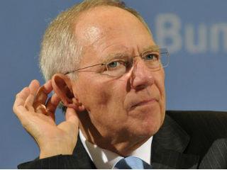 Στο τελευταίο Eurogroup, άνθρωποι που δεν ήταν ποτέ δίπλα μας, όπως ο Σλοβάκος, όσο κι αν σάς κάνει εντύπωση, όπως ο Σέλινγκ της Αυστρίας, όπως ο ντε Γκίντος, δεν μιλάω τώρα για τον Γάλλο και τον Ιταλό, μιλάω για ανθρώπους… Και ακόμα και στη σύνοδο του ΝΑΤΟ, ο Ρούτε κάθισε και μίλαγε και είπε ναι, κατανοώ παιδιά, κλπ. Τί θέλω να πω; Λογικό είναι όταν έχεις τέτοια μηνύματα κάπου να αισιοδοξείς. Και πιστεύω ότι και η ίδια η Μέρκελ, η οποία δεν έχει ξεκαθαρίσει, δεν βλέπουμε τελικά ποιος έχει το πάνω χέρι στην Γερμανία -θα μού πεις δεν μάς αφορά. Το έχει αυτή, ή το έχει ο κ. Σόϊμπλε, δεν έχω καταλάβει.