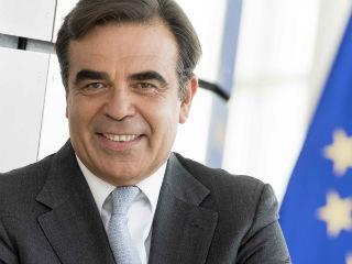 Εάν ένας επίτροπος εγκλωβισθεί στη λογική της έκφρασης των στενών εθνικών συμφερόντων ή απόψεων, τότε είναι βέβαιο ότι θα αποτύχει, όπως συνέβη στο παρελθόν. Επιχειρεί ως εκ τούτου μια δύσκολη άσκηση ισορροπίας ανάμεσα στην εθνική άποψη και στο συνολικό ευρωπαϊκό συμφέρον, με πρωτεύουσα όμως σημασία πάντοτε στο τελευταίο, το ευρωπαϊκό.