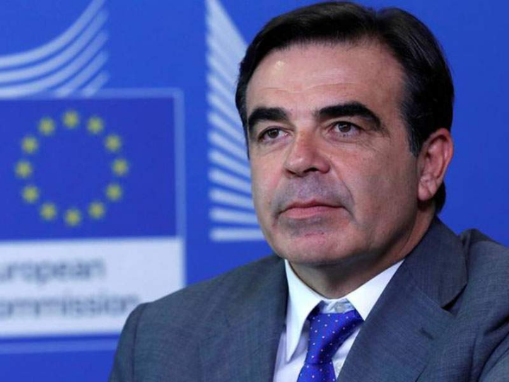 Σε διαδικτυακή εκδήλωση ο κ. Σχοινάς υπογράμμισε ότι η χώρα μας θα είναι η τέταρτη πιο ευνοημένη χώρα ανάλογα με το μέγεθός της και την οικονομία της από αυτές τις πρωτοφανείς χρηματοδοτικές δυνατότητες. Μόνο από το Πολυετές Δημοσιονομικό Πλαίσιο θα λάβει πάνω από 40 δισ. ευρώ, ενώ από το Ταμείο Ανάκαμψης επιπλέον 20 δισ. ευρώ σε επιδοτήσεις και σχεδόν 13 δισ. ευρώ σε δάνεια.