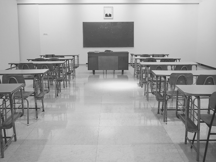 Είναι καιρός όσοι σοβαροί έχουν απομείνει σε αυτή τη χώρα να απομονώσουν αυτούς τους μονομανείς, που έχουν άμεση ανάγκη ψυχιάτρου και να αντιμετωπιστούν με αυστηρότητα τόσο από το πολιτικό σύστημα.