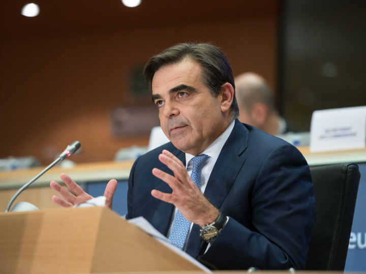 «Ποτέ κανένας δεν αγόρασε 2,6 δόσεις εμβολίου από έξι εταιρίες για 450.000.000 ανθρώπους».