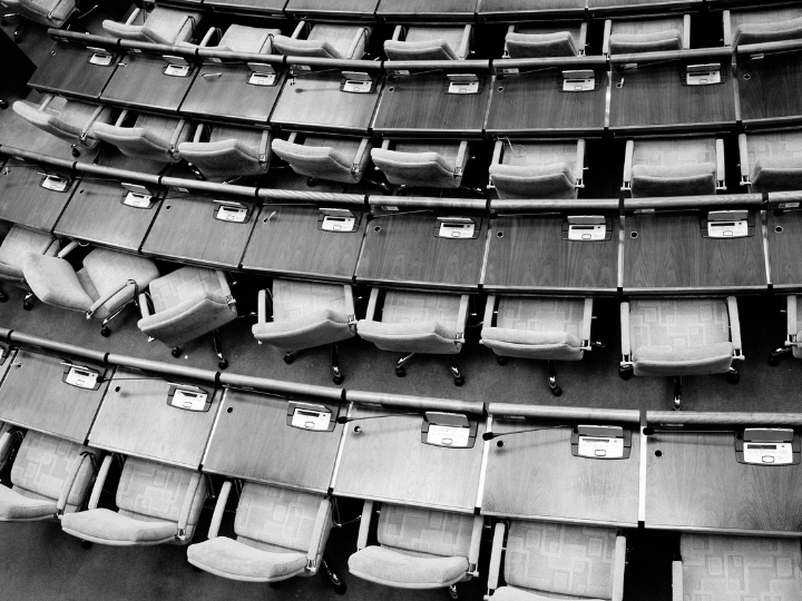 Ιδιαιτέρως στην Ελλάδα η πολιτική καθημερινότητα διαπερνάται από αυτή την οπτική και παράλληλα έχει έντονο επικοινωνιακό φορτίο, το οποίο συνήθως εξαντλείται σε ηθικολογικού χαρακτήρα κρίσεις μεταξύ των πολιτικών προσώπων. 