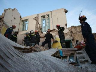 Τελικά, θέλουμε να μάθουμε την αλήθεια ή την «προτιμητέα αλήθεια»; Θέλουμε να ακούσουμε τι πραγματικά συμβαίνει ή κάτι που θα ταυτίζεται με αυτό που θα θέλαμε να συμβαίνει; Κι αν δεν μας αρέσει ένα νέο, είμαστε σε θέση να διαχειριστούμε την κατάσταση ή μας αρκεί να πυροβολούμε τον αγγελιοφόρο γιατί δεν μας εξυπηρετεί το μήνυμα του; 