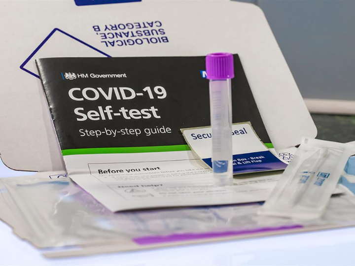 «Με τον κορονοϊό δημιουργείται μια ολόκληρη γραμμή συναρμολόγησης του κινδύνου και ένας κώδικας διαχείρισης της επιθυμίας, αφού το δίπολο ζωή-θάνατος διακυμαίνεται ως ισοτιμία του νομισματικοποιημένου χρόνου.»