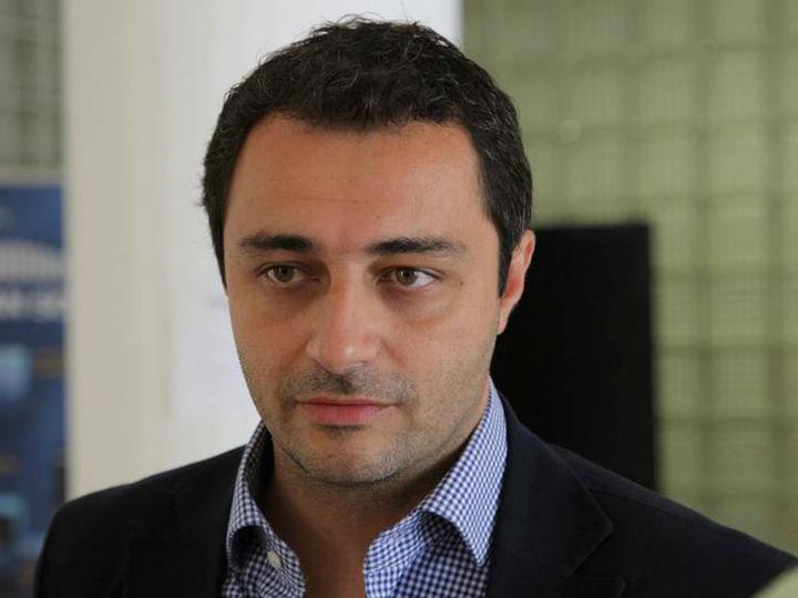 «Ας μην κρυβόμαστε! Ο φόβος να βρεθεί σχεδόν αβοήθητος σε μια ελληνική ΜΕΘ τον κράτησε μέσα στο σπίτι. Ο φόβος βοήθησε την κυβέρνηση να εφαρμοστούν οι σωστές αποφάσεις που έγκαιρα έλαβε.»