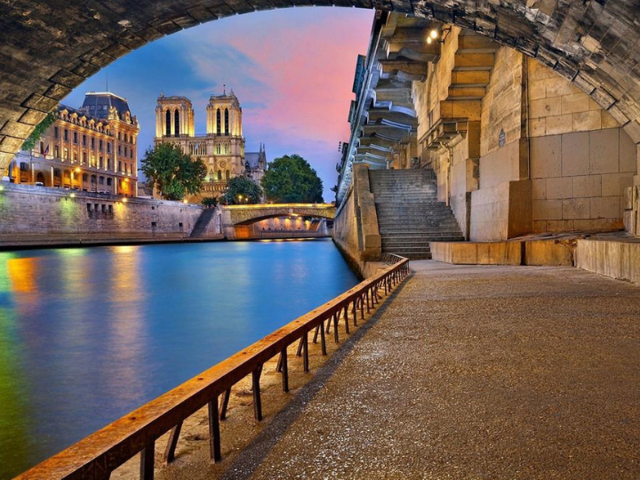 «Αξίζει η εικόνα του να τριγυρνάς άστοχα στην πόλη ένα ζεστό απόγευμα του Μαΐου με το φως να λάμπει ασημένιο στον Σηκουάνα και τα δένδρα των βουλεβάρτων να πετούν πράσινο φύλλωμα.»