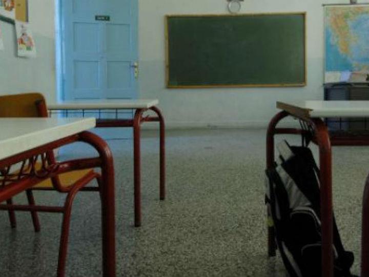 Στην Ελλάδα σε αντίθεση με τις περισσότερες προηγμένες χώρες η επιλογή της εκπαίδευσης στο σπίτι κατά κανόνα απαγορεύεται.