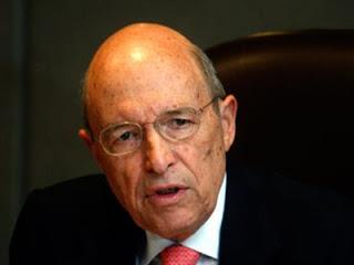 Για να παραμείνει όμως πρωταγωνιστής στα πολιτικά δρώμενα της χώρας δεν είναι δυνατόν να έχει απέναντί του τον Κώστα Σημίτη, τον Ευάγγελο Βενιζέλο, τον Ανδρέα Λοβέρδο, τον Τάσο Γιαννίτση, τον Γιάννο Παπαντωνίου, τον Νίκο Χριστοδουλάκη και τον Γιάννη Στουρνάρα, τον Χρήστο Ροζάκη και άλλους επώνυμους εκσυγχρονιστές που απέχουν έτη φωτός από τους Πολάκηδες, Καρανίκες, Κουρουμπλήδες, Τόσκες και λοιπούς λαϊκιστές.