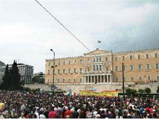 Και ο εθνικισμός είναι αστέρευτη πηγή «φανταστικών συγκινήσεων» για όποιον έλκεται από τις αξίες του, γνωρίζει όμως και αυτός την απόλυτη αλήθεια, διανθισμένη πολλές φορές από άπειρη συνομωσιολογία. Μην ξεχνάτε τη λατρεία του αρχαιοελληνικού κάλους, της γενναιότητας και του υπεράνθρωπου. Και οι δύο αυτοί -ισμοί , που υπηρετούν, εννοείται τον λαό, ζουν σε μια απόσταση από την πραγματικότητα κτισμένη μέσα σε ένα συγκινησιακό φανταστικό κόσμο, που τους επιτρέπει να βλέπουν τα τέρατα ως ήρωες, τους κυνικούς ως ρομαντικούς και τους ανόητους ως ευφυείς.