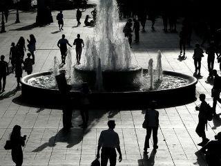 Σε τέσσερα με πέντε χρόνια δεν θα είναι μόνον 500.000 αλλά θα ξεπερνούν κατά πολύ το ένα εκατομμύριο. Δεν θα είναι μετανάστες, αλλά φυγάδες, δραπέτες, κυνηγημένοι από ένα σύστημα που καταρρέει με πάταγο, το οποίο όμως κανείς ούτε βλέπει, ούτε ακούει και, ακόμη χειρότερα, ούτε καταλαβαίνει.