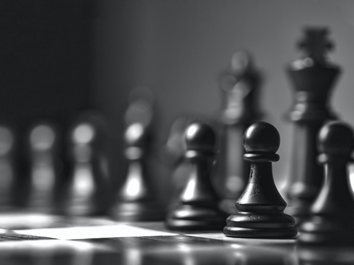 «Στην Αθήνα οι πολιτικές δυνάμεις κάνουν την τρίχα τριχιά και διαφωνούν για να διαφωνούν, ενώ στην αντίπερα όχθη δεν ακούγεται κιχ στα όσα εκτός διεθνούς νομιμότητας διακηρύσσουν νυχθημερόν με στεντόρεια φωνή, οι ηγέτες της Άγκυρας».