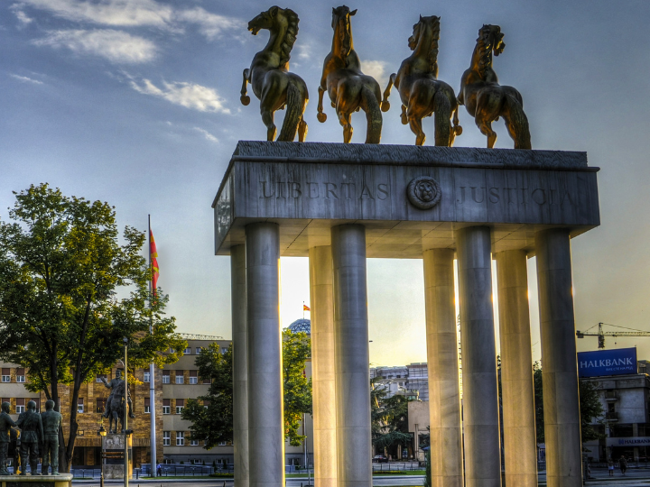 Οσον αφορά τα ίδια τα Σκόπια, ένα τεχνητό κρατίδιο δίχως ισχυρά θεμέλια, δίχως μέλλον, παίζει το ρόλο του Ιούδα, του προβοκάτορα για να συμβάλλει στο «διαίρει και βασίλευε» στην «Πυριτιδαποθήκη», τα θλιβερά Βαλκάνια.