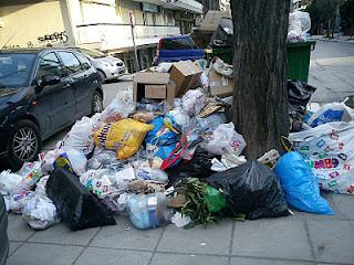 Στις συνεχείς οχλήσεις μας οι ”αρμόδιοι” και οι ”υπεύθυνοι” του Δήμου μοιρολατρικά και υπομονετικά, αλλά ευγενικότατα είναι η αλήθεια, μας ενημερώνουν, ότι δεν υπάρχουν προσωπικό, εργαλεία, φάρμακα και απορρυπαντικά.