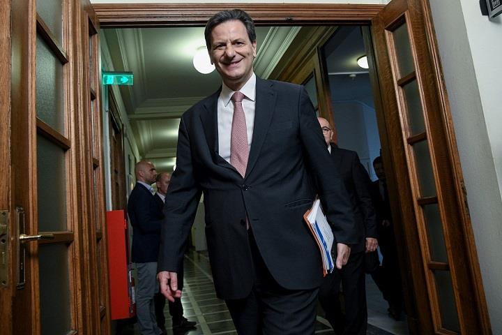 Σήμερα, ο Θόδωρος Σκυλακάκης και η περί αυτόν επιτροπή, καλούνται να διαχειριστούν 72 δισ. ευρώ. Και το ποσό αυτό, μέσω της ευρωπαϊκής εγγύησης προς τις αγορές, θα μπορούσε να φθάσει τα 100 δισ. σε μια επταετία. Πρόκειται για μια μοναδική ευκαιρία που έχει η χώρα και η οποία δεν θα επαναληφθεί στον 21ο αιώνα.