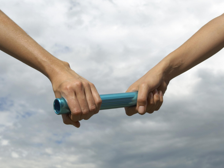 Ο στίβος, επινόηση και πολύτιμη πολιτιστική κληρονομιά των Ελλήνων απευθύνεται σε ευγενικά αισθήματα και κίνητρα, καλλιεργεί την άμιλλα, την έντιμη διεκδίκηση της Νίκης και την κοινώς αποδεκτή διάκριση και έπαινο (εξ ου και η εξαιρετικά περιεκτική φράση «Νους υγιής εν σώματι υγιεί»).