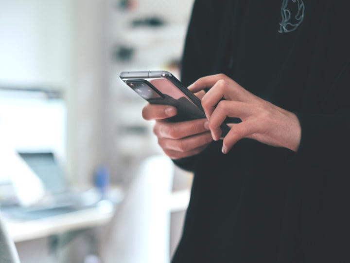 Οι πωλήσεις στην παγκόσμια αγορά smartphones μειώθηκαν κατά 11% το περασμένο έτος, για να κλείσουν - σε επίπεδο όγκου - σε κάτι λιγότερο από 1,2 δισ. τεμάχια.