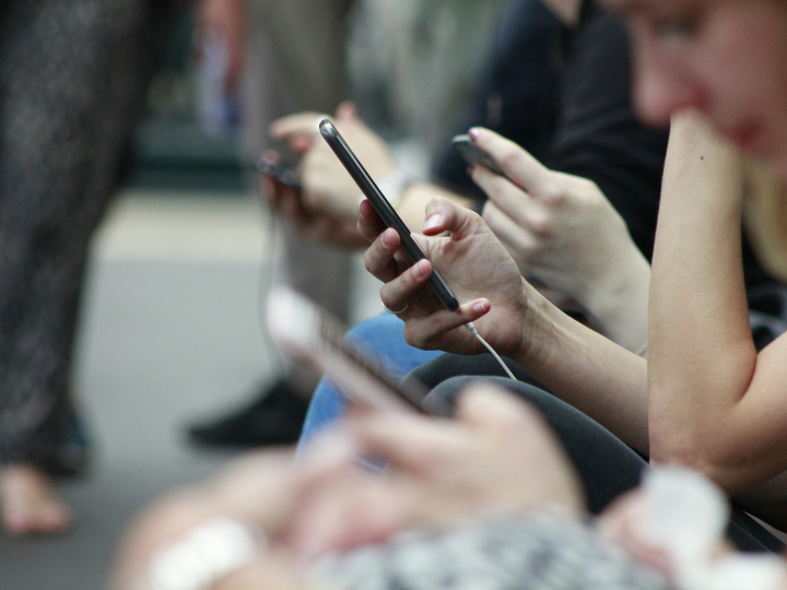 Πάντως, για το σύνολο του 2023, η αγορά των smartphones παρέμεινε αρνητική, με τις πωλήσεις να φθάνουν το 1,1 δισ. μονάδες, μειωμένες κατά 4% σε σχέση με το προηγούμενο έτος.